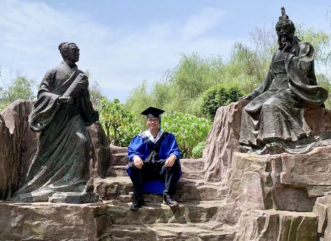 开往乌鲁木齐的列车上，成都90后中医学生跪地按穴半小时救人