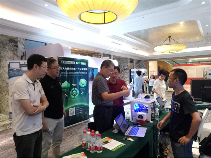 beat365平台唯一官网校长余曙光在展区